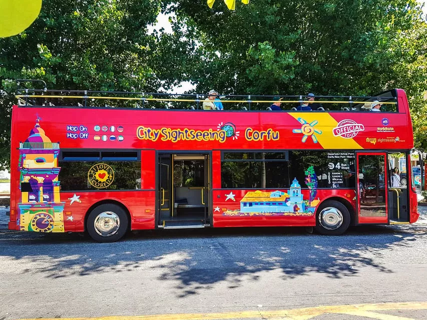 אוטובוס התיירים של קורפו